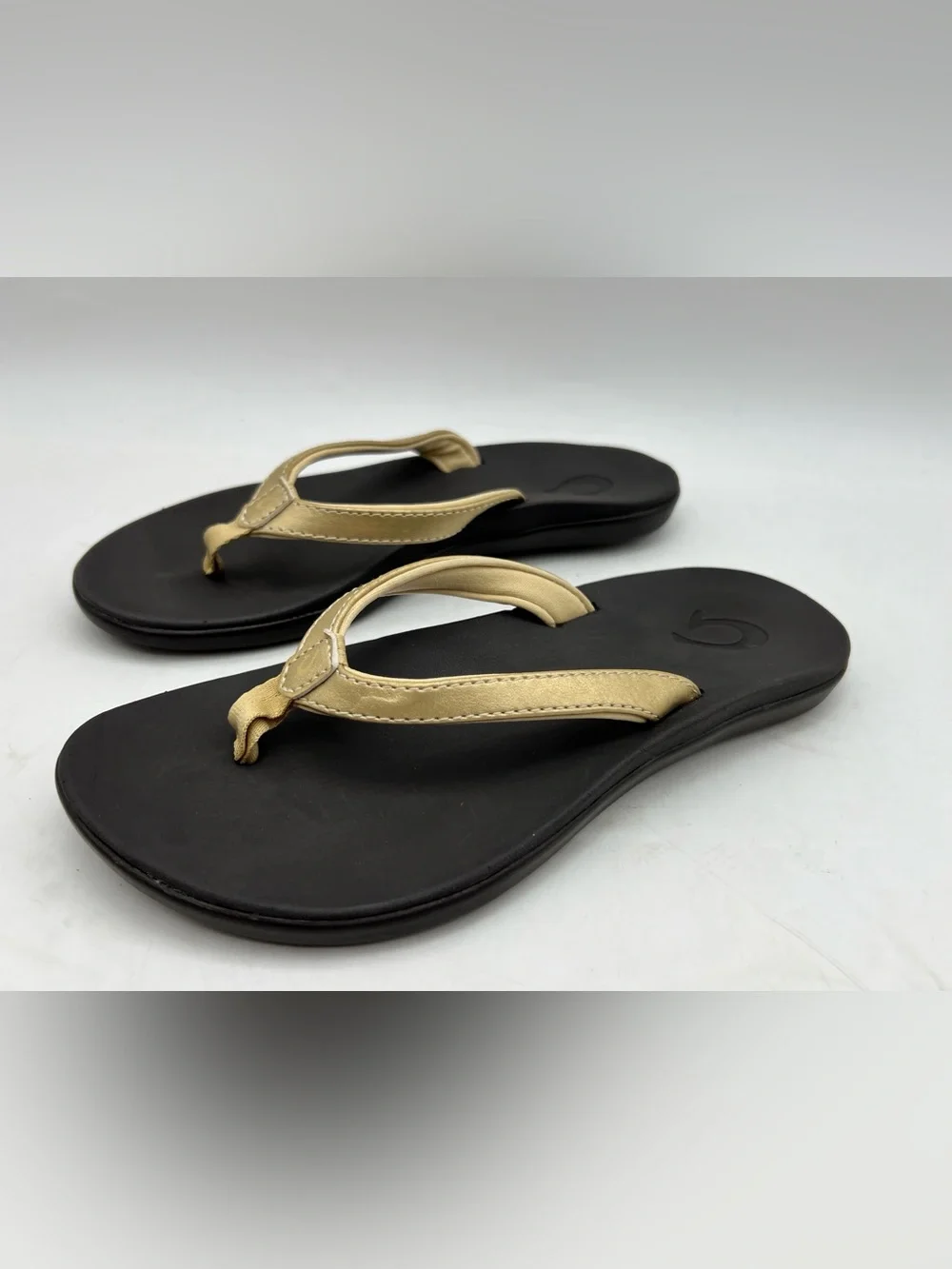 OluKai Ho‘opio Girls Size 3 Bubbly Gold Dark Java Flip Flop Beach Sandals